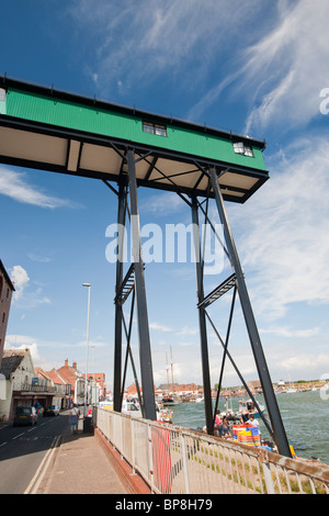 Un vecchio edificio wharfe convertito in appartamenti a Wells accanto al mare in Norfolk, Regno Unito. Foto Stock