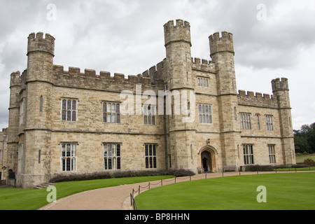 Castello anteriore country house sede torrette prato percorso Foto Stock