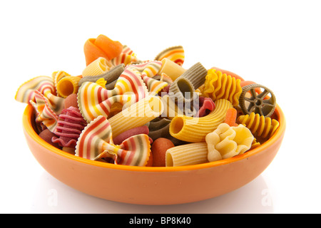 Colorati a strisce divertenti la pasta in un recipiente isolato su bianco Foto Stock