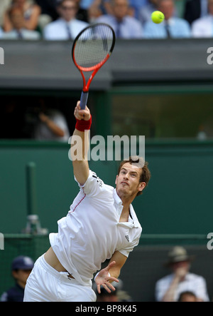 Andy Murray (GBR) giocando al 2010 campionati di Wimbledon Foto Stock