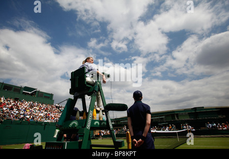 Sedia femmina arbitro presso i campionati di Wimbledon 2010 Foto Stock