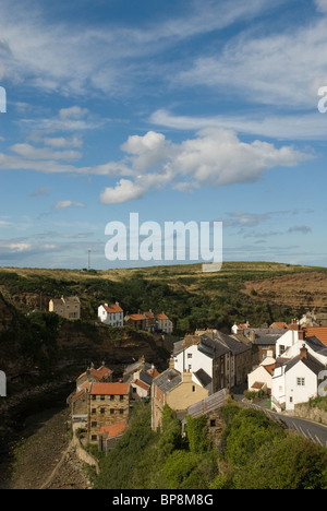 Una vista verso il basso per Staithes città vecchia, North Yorkshire, Inghilterra. Foto Stock