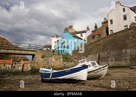 Barche sulla spiaggia a Staithes, North Yorkshire, Inghilterra. Foto Stock