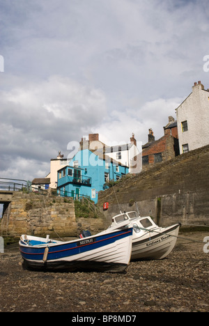 Barche sulla spiaggia a Staithes, North Yorkshire, Inghilterra. Foto Stock