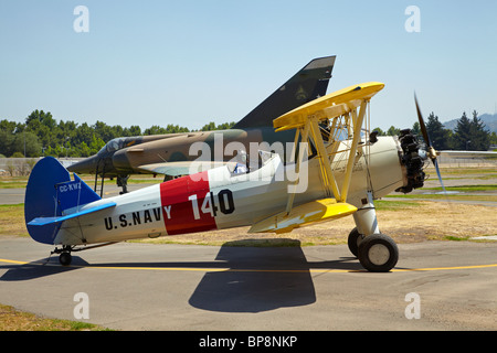 Boeing A75N1 biplano Stearman e MIG Fighter Jet, Vitacura Airfield, Santiago del Cile, Sud America Foto Stock