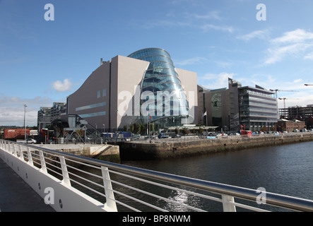 Il Centro Congressi, Dublin Docklands, visto da Samuel Beckett Bridge Foto Stock