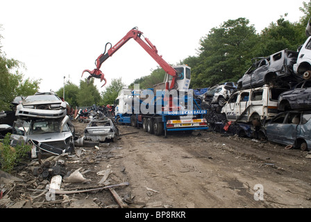 Vetture di essere riciclato in un scrapyard Foto Stock