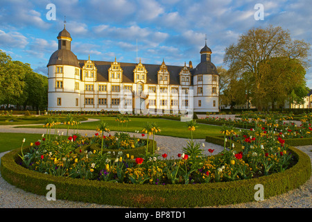 Schloss Neuhaus (castello), inizio Weserrenaissance, giardino in stile barocco, ex residenza del principe di vescovi di Paderborn, Stra Foto Stock