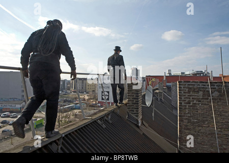 Spazzacamino sul ferro corrugato tetto, Berlino, Germania Foto Stock