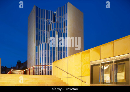 Di sera, Abteiberg Museum, architetto Hans Hollein, Moenchengladbach, Renania settentrionale-Vestfalia, Germania, Europa Foto Stock