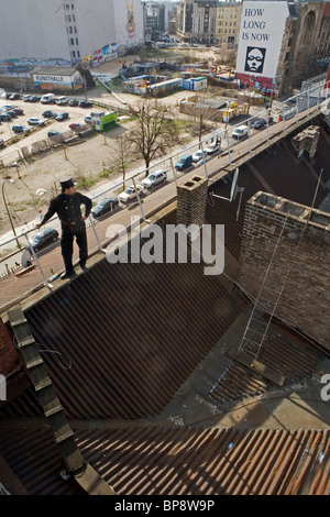 Spazzacamino sul ferro corrugato tetto, Berlino, Germania Foto Stock