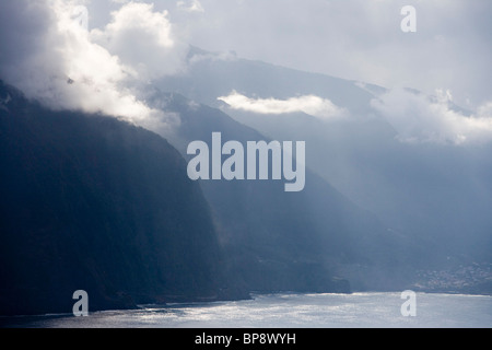 Misty litorale sulla Costa Nord, vicino ad Arco de Sao Jorge, Madeira, Portogallo Foto Stock