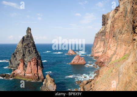 Formazione di roccia a Ponta de Sao Laurenco, vicino conico, Madeira, Portogallo Foto Stock