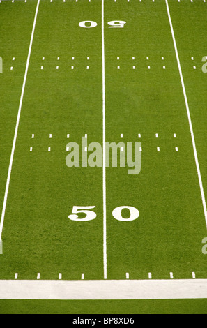 Primo piano di 50 yard linea sul football americano in campo. Foto Stock