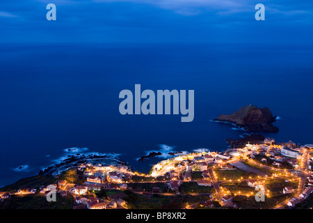 Città e piscine naturali di roccia visto da Miradouro da punto di vista Santinha al crepuscolo, Porto Moniz, Madeira, Portogallo Foto Stock