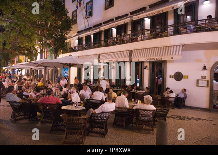 La gente seduta al di fuori del Golden Gate Grand Cafe di sera, Funchal, Madeira, Portogallo Foto Stock