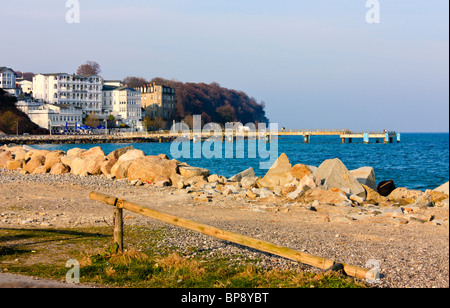 Sassnitz Beach Promenade con Hotel Edificio, Ruegen, Germania Foto Stock