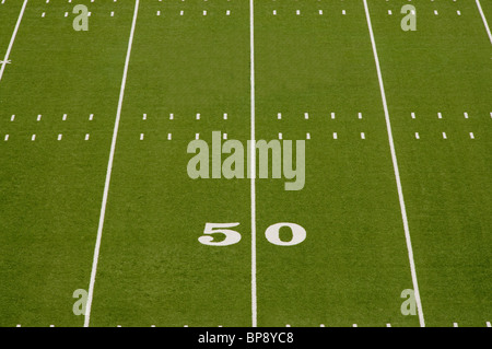 Primo piano di 50 yard linea sul football americano in campo. Foto Stock