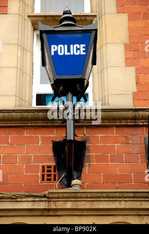 British stazione di polizia tradizionale lampada blu segno Foto Stock