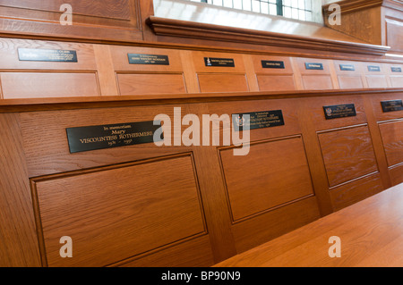 Posti a sedere in St sposa la Chiesa, Fleet Street, Londra. Foto Stock