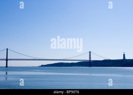 Il Ponte 25 de Abril ponte che attraversa il fiume Tago a Lisbona Lisboa Portogallo, Europa Foto Stock