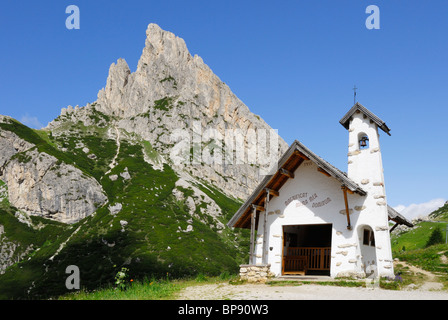 Cappella a Passo Falzarego, del Sasso di Stria in background, Dolomiti, Veneto, Italia Foto Stock