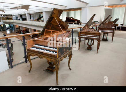 Cembalos in esposizione al Museo Musikinstrumenten o il Museo degli Strumenti Musicali in Mitte Berlino Germania Foto Stock