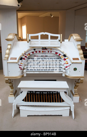 Dettaglio dei tasti sul organo Wurlitzer in esposizione al Museo Musikinstrumenten o il Museo degli Strumenti Musicali in Mitte Berlino tedesco Foto Stock