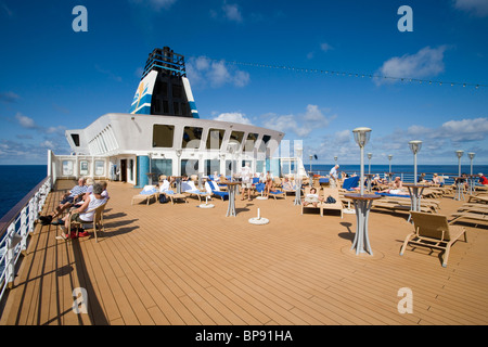 Solarium a bordo Cruiseship MS Delphin Voyager, Oceano Atlantico, vicino Azzorre, Portogallo, Europa Foto Stock