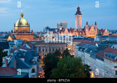 Vista del Tribunale amministrativo federale e Nuovo Municipio di sera, Lipsia, Sassonia, Germania Foto Stock