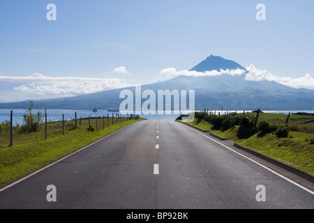 Strada con vista verso l'isola di Pico, Horta, isola di Faial, Azzorre, Portogallo, Europa Foto Stock