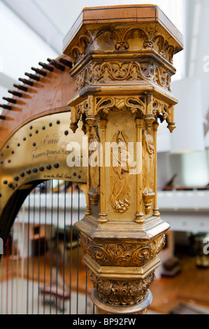 Dettaglio degli antichi Erard arpa presso Musikinstrumenten Museum o il Museo degli Strumenti Musicali in Mitte Berlino Germania Foto Stock