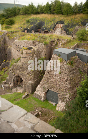 Resti di Blast Furnances a Blaenavon ferro e acciaio opere sito patrimonio mondiale, South wales UK Foto Stock