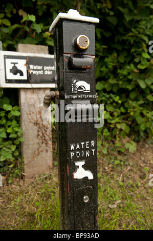 Vie navigabili britannico di punto di acqua a Govilon sul Monmouthshire e Brecon Canal, South Wales UK Foto Stock