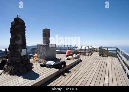 Gli escursionisti che un riposo sulla piattaforma di vertice del Pico Ruivo Mountain, Pico Ruivo, Madeira, Portogallo Foto Stock