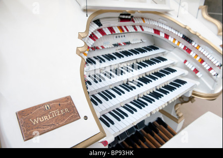 Organo Wurlitzer in esposizione al Museo Musikinstrumenten o il Museo degli Strumenti Musicali in Mitte Berlino Germania Foto Stock