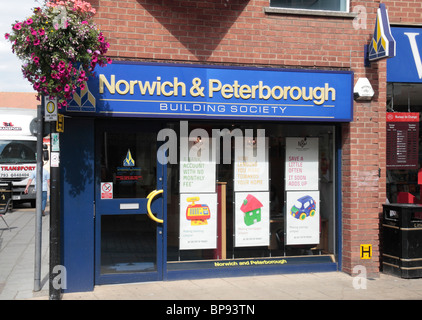 Il logo e il negozio di fronte di una succursale della Norwich e Peterborough Building Society, Huntingdon, Regno Unito. Foto Stock