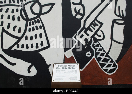Dipinti sul muro di Berlino presso la Galleria sul lato orientale della città di Berlino Germania Foto Stock