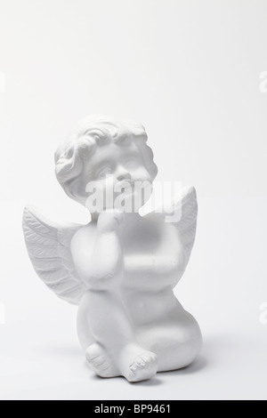 White Christmas Angel figurine morbido su sfondo grigio Foto Stock