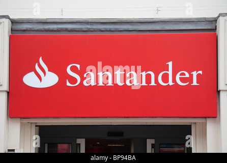 Il logo di Santander al di sopra di un ex Abbazia filiale di Leicester, Regno Unito. Abbazia è ora di proprietà di Banco Santander dalla Spagna. Foto Stock