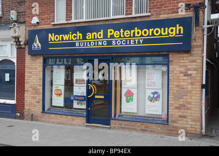 Il logo e il negozio di fronte di una succursale della Norwich e Peterborough Building Society, in St Ives, Cambridgeshire, Regno Unito. Foto Stock