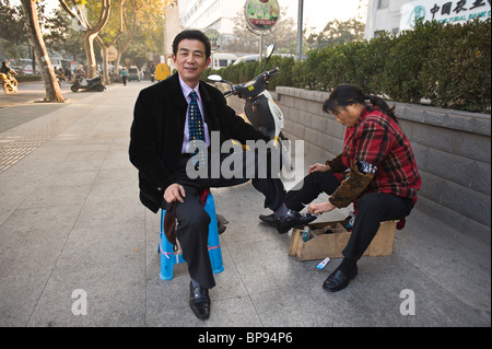 Cina, Suzhou. Come ottenere un lustrascarpe. Foto Stock