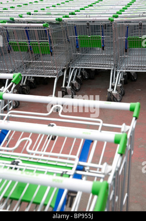 Carrelli a Asda a Wandsworth - London REGNO UNITO Foto Stock