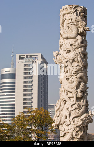 Cina, Changzhou. Torre scolpita con skyline. Foto Stock