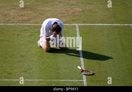 Un devastato Nicolas MAHUT della Francia si inginocchia sulla terra dopo la sua sconfitta a Wimbledon 2010, Foto Stock
