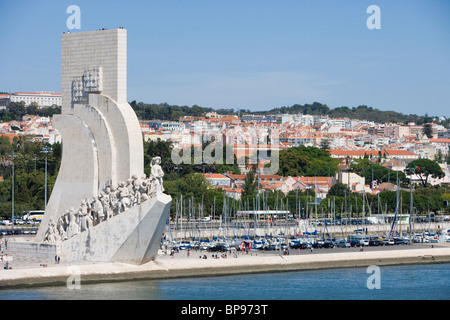 Il Monumento delle Scoperte, Padrao dos Descobrimentos; Marina vista dal fiume Tago a Lisbona Lisboa Portogallo Foto Stock