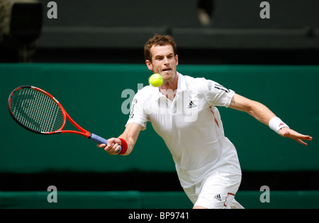 Andy Murray (GBR) in azione al 2010 campionati di Wimbledon Foto Stock