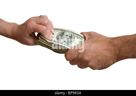 Di un uomo e di una donna mano ogni afferarsi ad una pila di contanti. Foto Stock