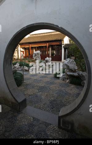 Porta lunare presso il Giardino del Maestro delle reti (Wangshi Yuan), Suzhou, Cina. Foto Stock