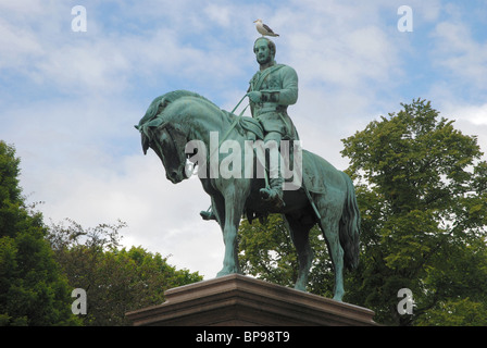 Un gabbiano posatoi sulla testa del principe Alberto (1819-61) da Sir John Steell in Charlotte Square, Edimburgo. Foto Stock